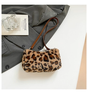 Détail du sac bandoulière en peluche léopard avec sangle brune et chaîne argentée