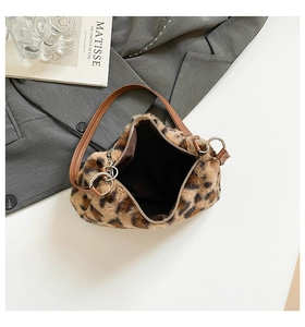 Détail du sac en fausse fourrure léopard avec fermetures éclair et anneaux argentés