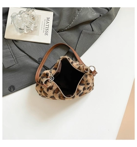 Détail du sac en fausse fourrure léopard avec poignées en cuir et anneaux argentés