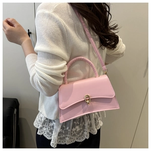 Detail der rosa Lederhandtasche mit asymmetrischer Form und Metallverschluss