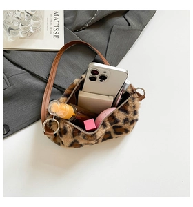 Capacité interne du sac à main léopard en fausse fourrure pour téléphone et maquillage