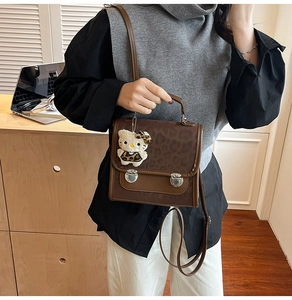 Détails du sac marron imprimé léopard avec boucles métalliques et breloque peluche