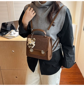 Détail du sac à dos léopard vintage avec porte-clé en peluche en situation réelle