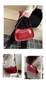 Dettagli della borsa sottospalla in pelle verniciata rossa con fibbie in metallo oro