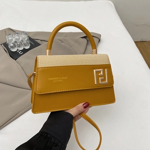 Sac à main chic jaune moutarde en cuir avec rabat tissé et détails dorés pour femme
