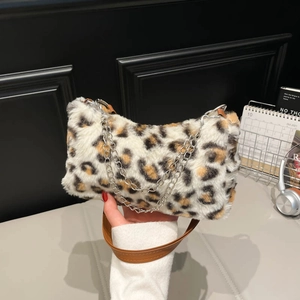 Sac bandoulière élégant en fausse fourrure léopard avec chaîne argent et cuir