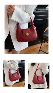 Détails du sac à main tissé rouge avec fermoir doré et bandoulière réglable
