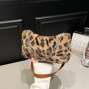 Sac bandoulière en peluche léopard avec chaîne argentée et bandoulière en cuir