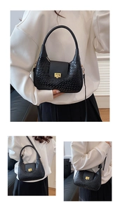 Sac tressé noir présenté de trois façons : à la main, à l'épaule et en bandoulière