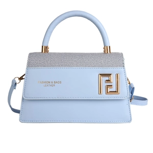 Sac à main en cuir bleu et tissu gris avec boucle dorée et bandoulière réglable