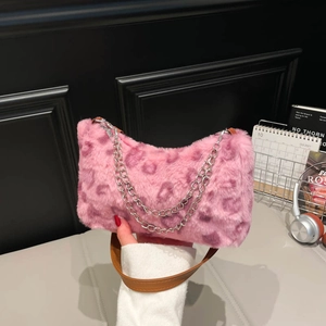 Sac bandoulière en peluche léopard rose avec chaînes argentées et sangle en cuir