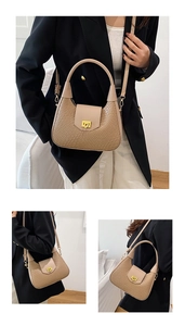 Vue détaillée du sac demi-lune abricot avec texture crocodile et boucle dorée