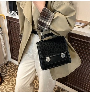 Sac bandoulière léopard chic associé à un trench-coat classique dans un décor rétro