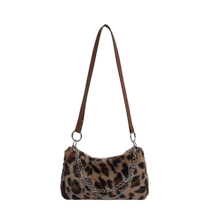 Borsa a spalla in peluche leopardata con catena argentata e tracolla in pelle marrone