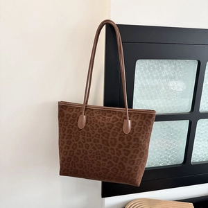 Retro leopard print tote bag with brown leather straps for elegant daily commute