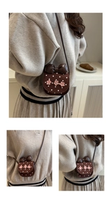 Vue détaillée du mini sac bandoulière vintage avec nœud papillon et fleurs roses