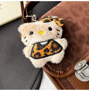 Gros plan du porte-clés en peluche Hello Kitty avec nœud léopard sur un sac