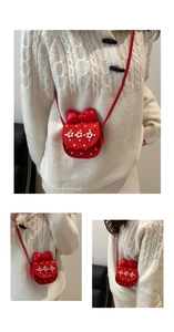 Détail du mini sac rouge pour filles avec pois blancs et accents floraux élégants