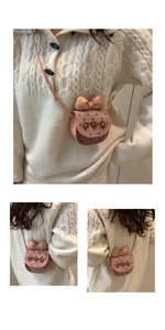 Détail du mini sac à bandoulière rose avec nœud et broderies fleuries pour fillettes