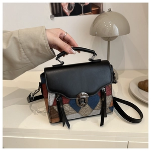 Dettaglio della borsa a rombi multicolore con patta in pelle nera e chiusura in metallo