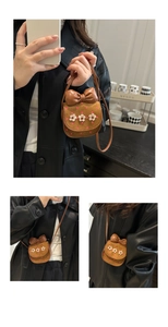 Détail du mini sac bandoulière avec fleurs 3D blanches, pois et grand nœud