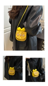 Détail du mini sac bandoulière jaune avec fleurs 3D et décoration d'un grand nœud