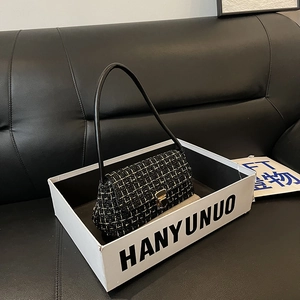 Elegante borsa a spalla in tweed bianco e nero con chiusura dorata da donna