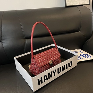 Borsa a mano minimalista in tweed rosso con fibbia dorata e manico in pelle in confezione