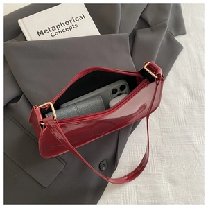 Borsa sottobraccio in vernice rosso scuro con interno capiente per telefono e portafoglio