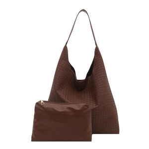 Ensemble sac hobo tressé marron foncé avec grand fourre-tout et petite pochette assortie