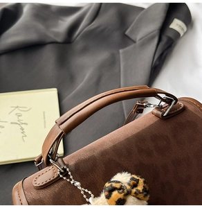 Détails du sac à main en daim marron avec breloque nœud en peluche imprimé léopard
