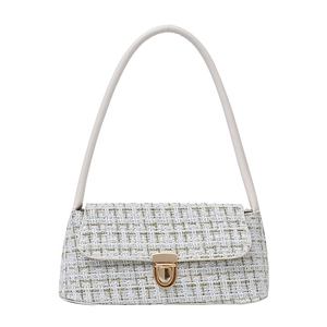Sac sous le bras élégant en tweed blanc avec boucle dorée et texture tissée chic