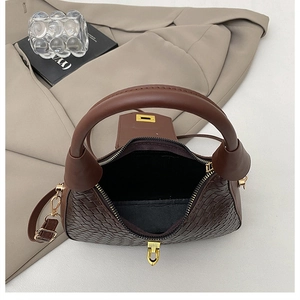 Détails du sac tressé marron avec boucles dorées et intérieur spacieux pour le quotidien