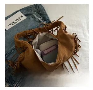 Vue intérieure d'un sac à franges en daim marron montrant sa grande capacité de rangement