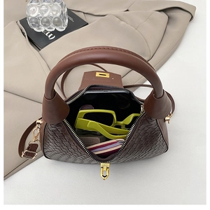 Vue de dessus de l'intérieur spacieux du sac cabas marron tissé avec accessoires
