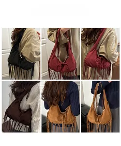 Collage de modèles présentant des sacs hobo à franges bohèmes en quatre coloris variés