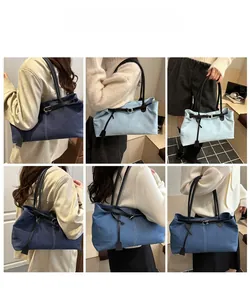 Dettagli della borsa tote in denim patchwork con tracolla in pelle e lunghe nappe decorative