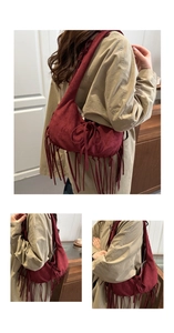 Détail du sac bandoulière vintage en daim bordeaux avec de longues franges bohèmes