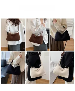 Plüsch-Tragetaschen in Braun, Schwarz und Beige, kombiniert mit Winter-Outfits