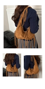 Détails du tissu en daim marron et des franges longues de ce sac porté épaule hobo