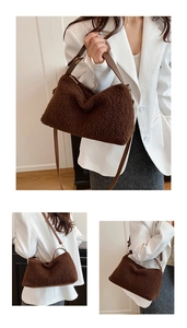 Detail der weichen braunen Teddy-Schultertasche mit Ledergriffen und goldener Hardware