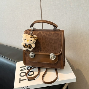 Sac à dos chic à imprimé léopard avec bordures en cuir et boucles métalliques doubles