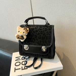 Sac à dos noir minimaliste à imprimé léopard avec un charmant pendentif en peluche