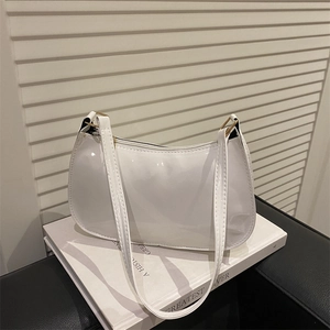Borsa sottobraccio retrò in pelle verniciata bianca con finitura lucida e cinturino