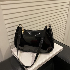 Borsa a spalla minimalista in pelle verniciata nera con finiture dorate da donna