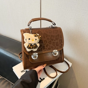 Sac à dos chic pour femme à motif léopard avec fermeture à boucle et charme en peluche