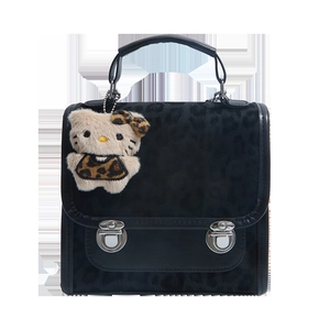Sac bandoulière noir minimaliste avec rabat léopard et pendentif en peluche mignon