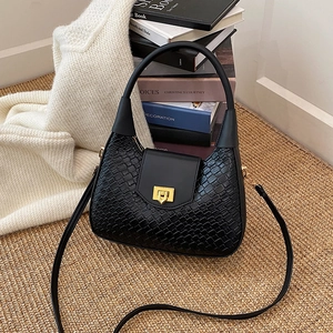 Grand sac porté épaule noir tissé avec fermoir rotatif doré et bandoulière réglable