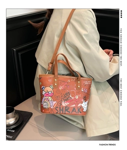 Sac cabas en cuir marron avec graffitis street style et motifs de dessins animés d'ours