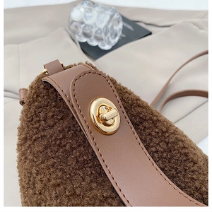 Nahaufnahme der braunen Teddy-Tasche mit Lederklappe und goldenem Metall-Drehverschluss